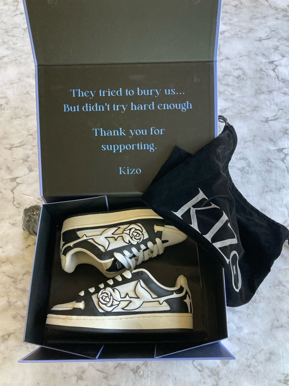 KIZO Black and White Rose Low-Top Sneakers size 7M/ 8.5W